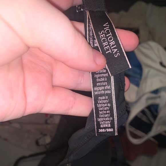 Victoria’s Secret plunge tshirt bra - Picture 3 of 3